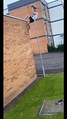 Subiu até ao topo de um edifício para recuperar a sua bola mas acabou por lhe sair o "euromilhões"