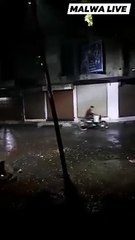 तेज हवाओं के साथ ज़ोरदार बारिश, सड़कों पर बह निकला पानी