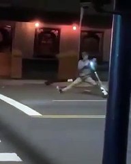 Mais que fait-il avec sa trottinette électrique