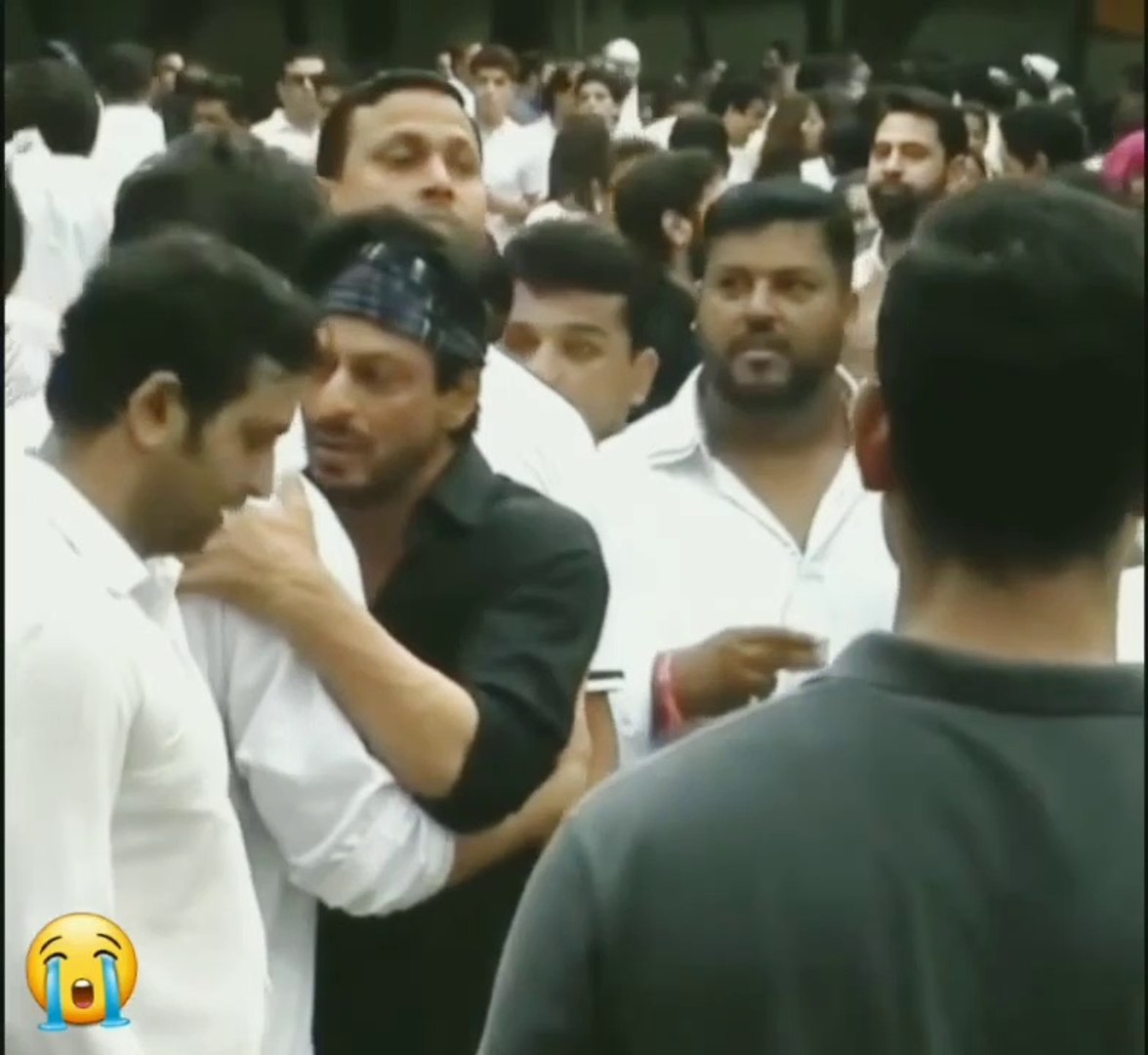 Sushant Singh Rajput Funeral Shahrukh Khan Kriti Sanon Vivek