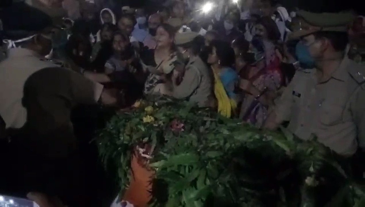 शहीद दरोगा महेश चंद्र यादव का पार्थिव शरीर पहुंचा गांव, मचा कोहराम