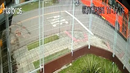 Vídeo mostra morte de motociclista atropelado por ônibus