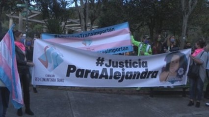 Multitudinaria manifestación clama contra la violencia a personas trans en Bogotá