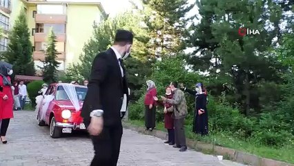 Klasik otomobili yıpranmasın diye çekici üzerinde gelin almaya gitti