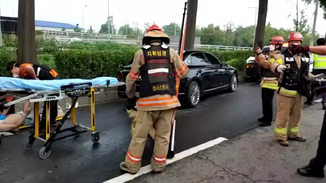서울 개화동 중앙선 침범 3중 충돌...운전자 4명 부상 / YTN