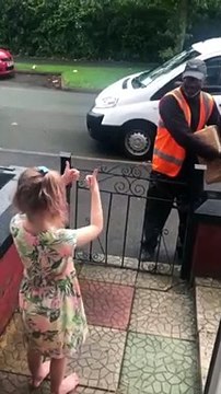 Küçük kız, her hafta kargo teslim eden işitme engelli kurye ile konuşmak için işaret dili öğrendi