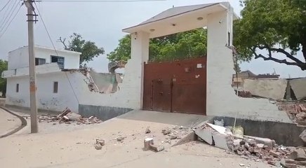 आठ पुलिसकर्मियों की हत्या करने वाले विकास दुबे पर एक्शन, जिला प्रशासन ने गिराया बिठूर स्थित घर