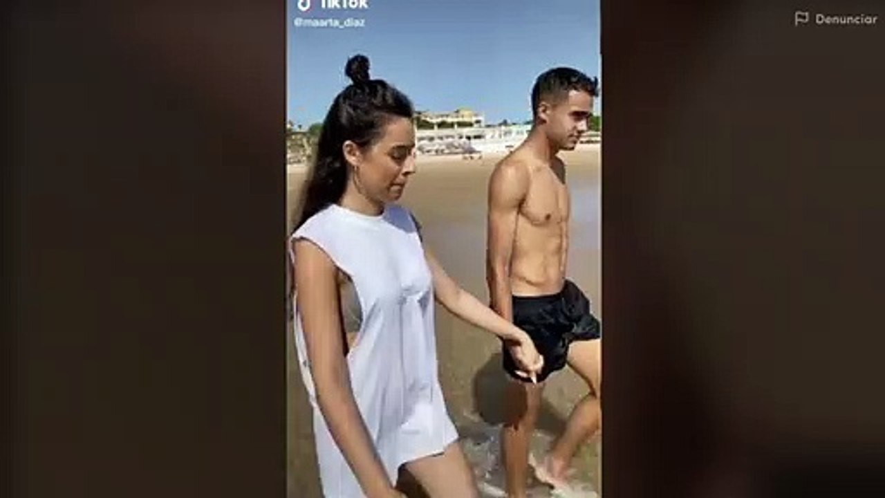 Reguilón se la vuelve a liar a su novia influencer tirándola al agua con ropa