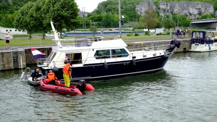 Un bateau de tourisme hollandais coincé sur l'écluse des grands malades à Namur