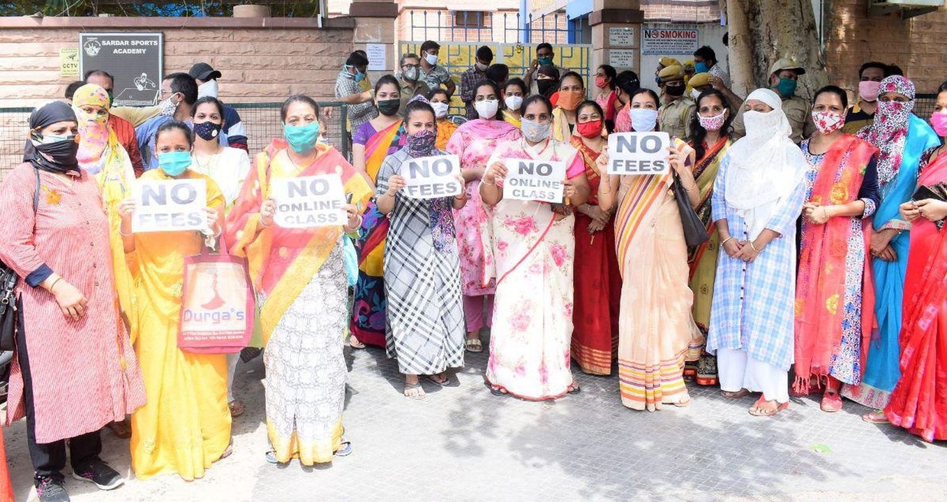 ऑनलाइन पढ़ाई के नाम पर मनमानी फीस वसूलने का अभिभावकों ने किया विरोध