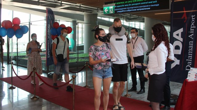 Sezonun ilk turist kafilesi lokumla karşılandı