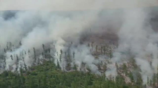 Los bomberos trabajan contra reloj con hidroaviones para contener los incendios en Siberia