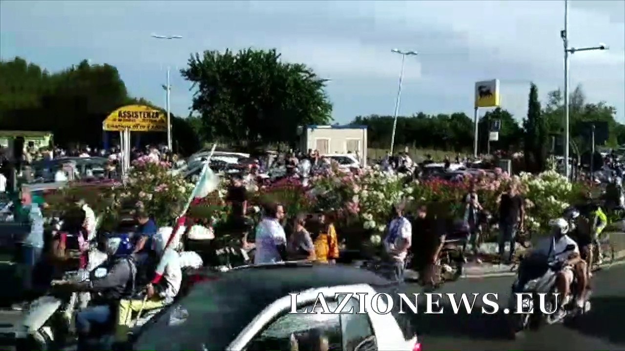 Formello, l'arrivo dei tifosi biancocelesti per scortare la squadra all'Olimpico