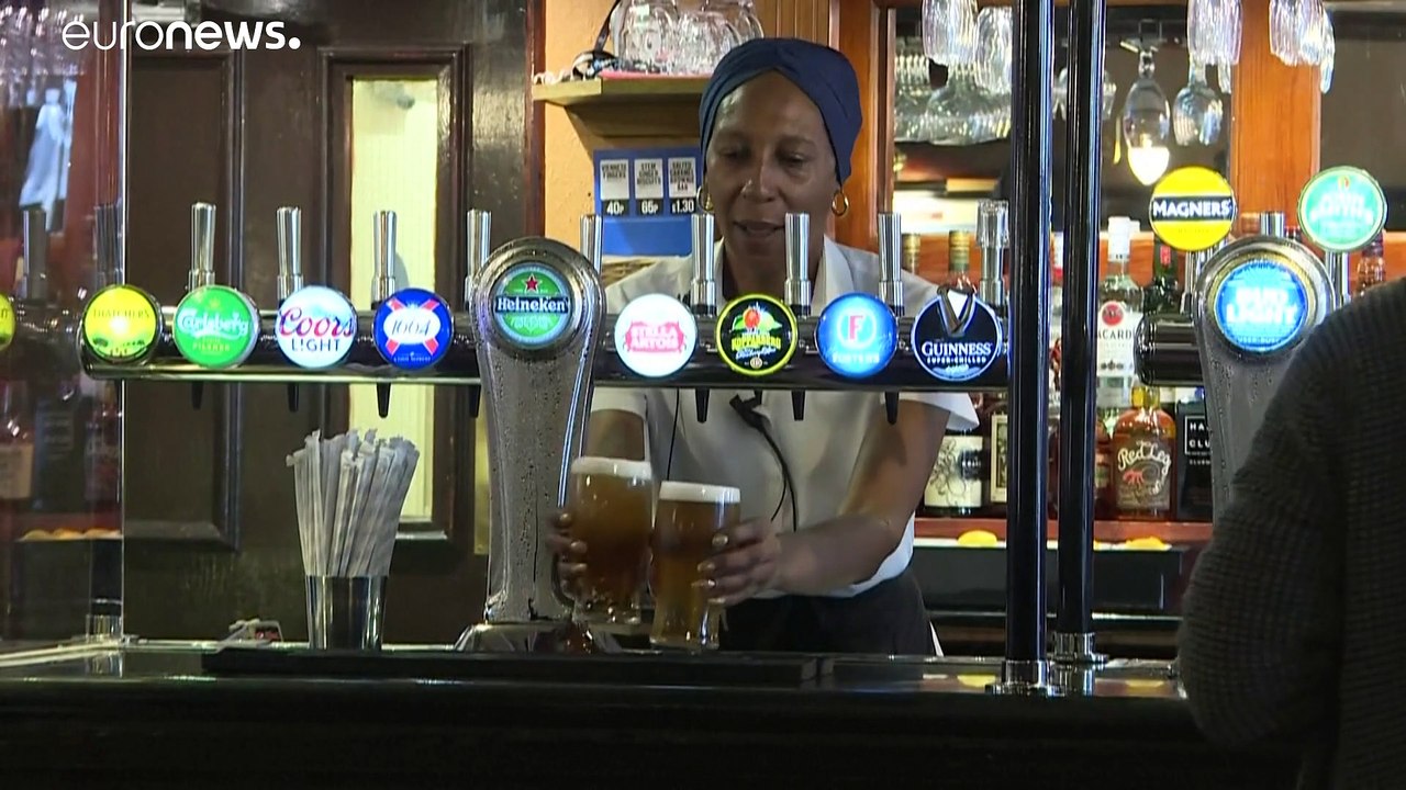 England lockert Lockdown: Pubs und Bars öffnen