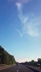 Ces pilotes d'avion tracent un coeur dans le ciel