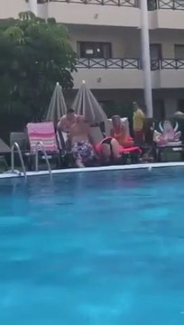 Ce couple se prend la honte de sa vie au bord de la piscine... un peu trop bu