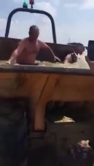 Ces ouvriers savent comment lutter contre la chaleur : Jacuzzi dans une pelleteuse