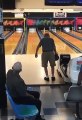 90 ans : il fait un strike au bowling sans faire expres !