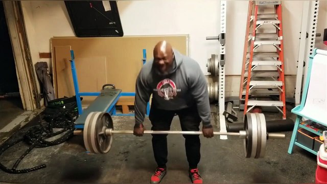 Sa séance de muscu se transforme en danse avec sa fille !