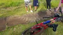 Após perder roda de bicicleta, menino sofre queda e fica desacordado na Região do Lago