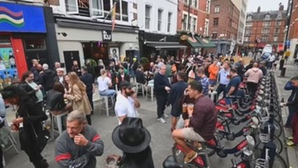 La reapertura de pubs y restaurantes ingleses impulsa la economía británica