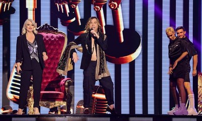 J2US: Δεν πάει ο νους σας ποιος καλλιτέχνης βοήθησε στην πρόβα τον Σαμαρά!