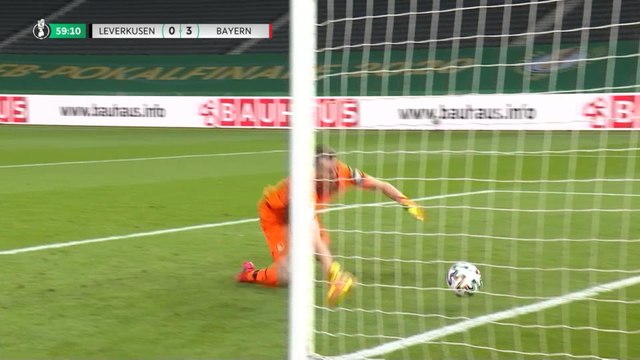 Leverkusen goalkeeper gifts Bayern goal after howler from Lewandowski shot