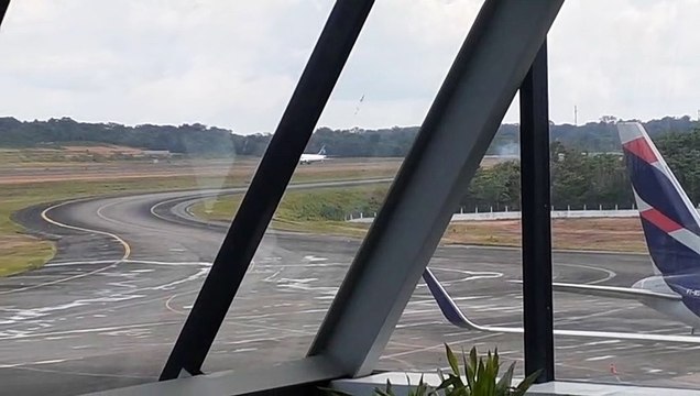 [SBEG Spotting]Boeing 737-400 PR-AJZ pousa em Manaus vindo de Fortaleza