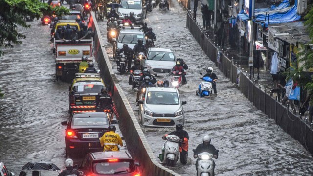 Heavy rainfall in Mumbai, several areas waterlogged