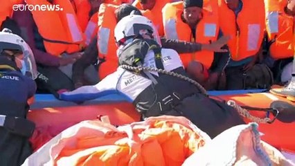 إيطاليا تجري فحوصات طبية للمهاجرين على متن أوشن فايكينغ تمهيداً لاستقبالهم