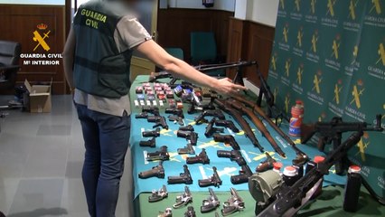 下载视频: La Guardia Civil desarticula una red de tráfico de armas para el crimen organizado