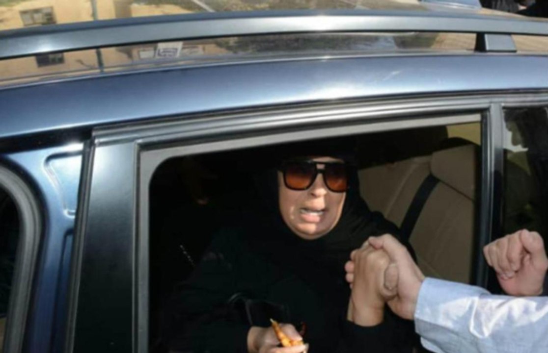 بكاء فيفي عبده وتأثرها قبل دفن رجاء الجداوي وتجمهر المصورين يغضبها