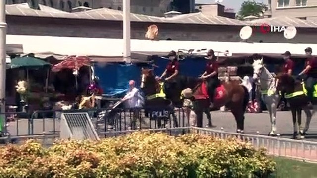 Atlı polislerden Taksim'de maske ve sosyal mesafe denetimi