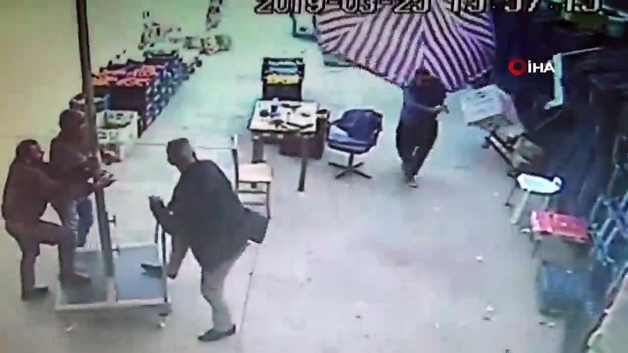 Hortum dev şemsiyeleri devirdi, sebze meyve hali savaş alanına döndü | Video