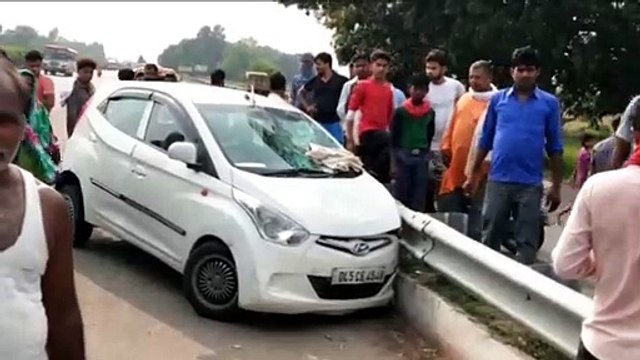 बकेवर: कार का टायर फटने से डिवाइडर से टकराई कार, किसान हुआ घायल