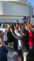Así recibieron a Luis Abinader a su llega al colegio para votar