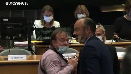 شاهد: إعادة انتخاب رئيس الوزراء الفرنسي السابق إدوار فيليب رئيساً لبلدية هافر