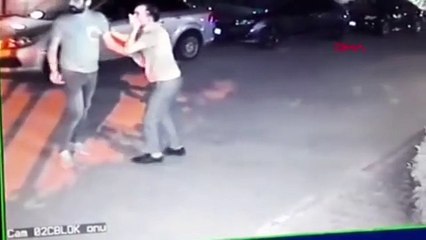 Güvenlik görevlisine maganda dayağı! Saniye saniye kamerada!