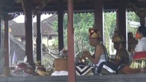 Indonesia recupera la actividad en los templos a la espera de que regrese el turismo