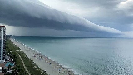 Ce nuage "shelf cloud" est impressionnant