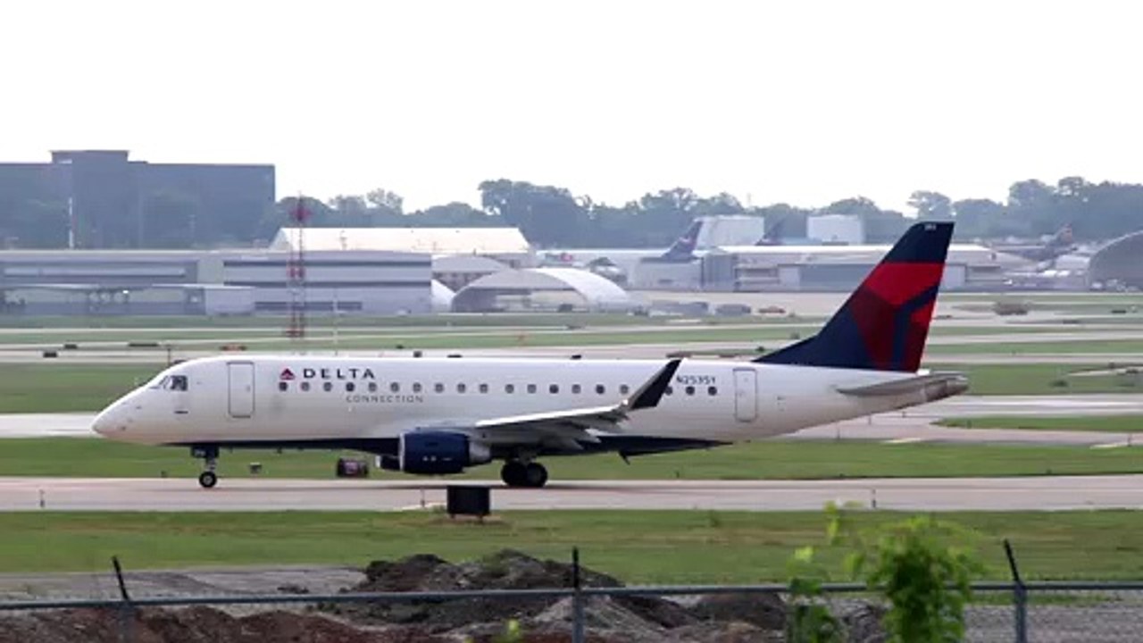 EMBRAER 175 Operating as SkyWest Flt 3707 Departing St Louis Lambert Intl - STL