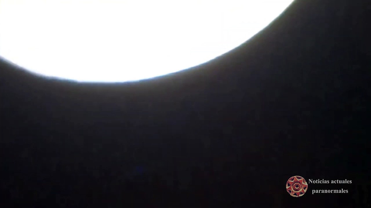 Fotógrafo graba un enorme OVNI junto a la Luna