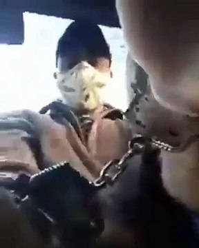 Carabineros agreden a joven esposado sin antecedentes solo porque les dijo Delincuentes Con Uniforme, Julio 2020.