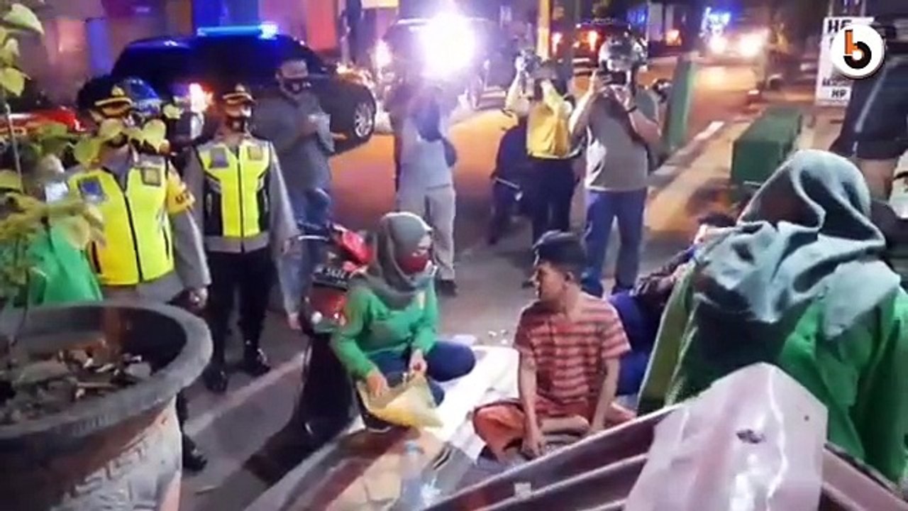 PETUGAS GABUNGAN RAZIA DAN RAPID TES PENGUNJUNG WARUNG