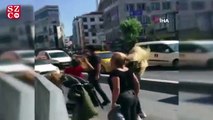 Dört kadın yol ortasında bir adamı tekme tokat dövdü