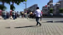 İstanbul'da dört kadın bir adamı tekme tokat dövdü! O anlar kamerada