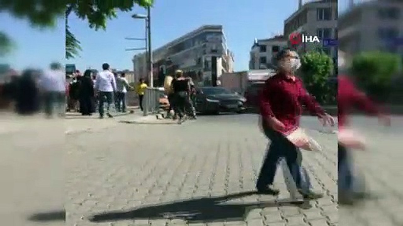 Dört kadın, tartıştıkları adamı yol ortasında dövdü!