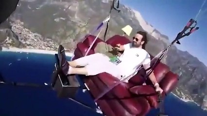 Görüntüler Fethiye'den; bin 700 metre yükseklikte ayaklarını uzatıp televizyon izledi