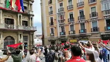 El Ayuntamiento de Pamplona despliega un enome 'pañuelo' en su fachada en el momento del Chupinazo para recordar que 'Los Viviremos'