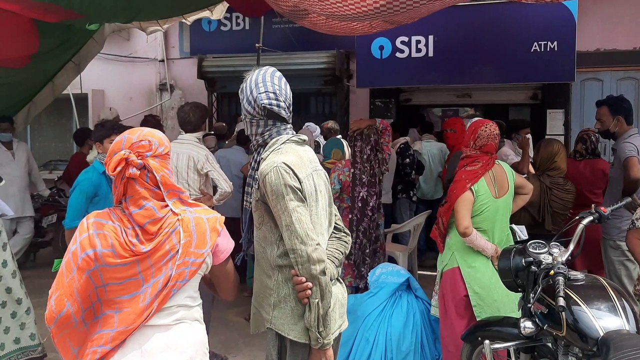 बैंकों में उमड़ रही है उपभोक्ताओं की भीड़, हो रहा सोशल डिस्टेंस का उल्लंघन